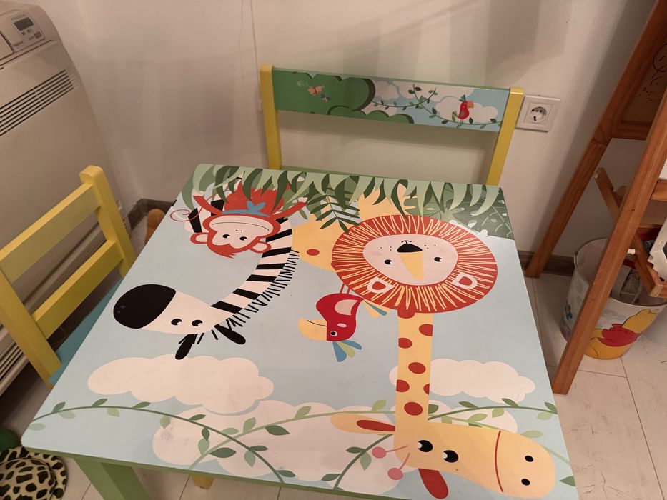 Меби за детска стая от Лидъл- маса, 2стола, етажерка, ракла, табуретки