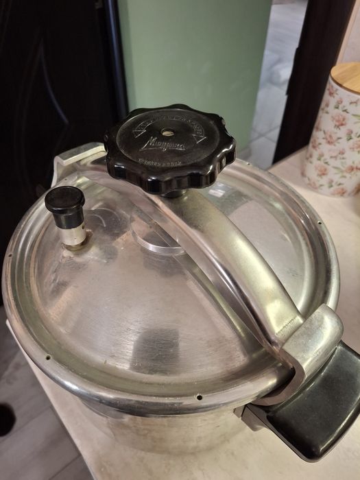 Тенджери под налягане и обикновени, иенско стъкло ,тиган