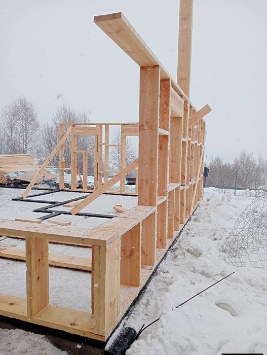 Case de lemn cu dormitor baie bucătărie și living