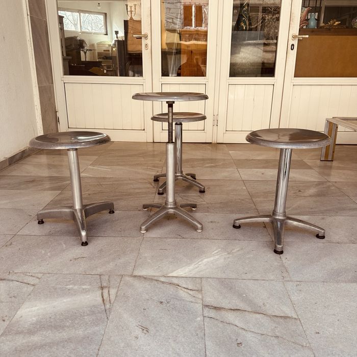 Винтидж индустриални метални табуретки / помощни масички