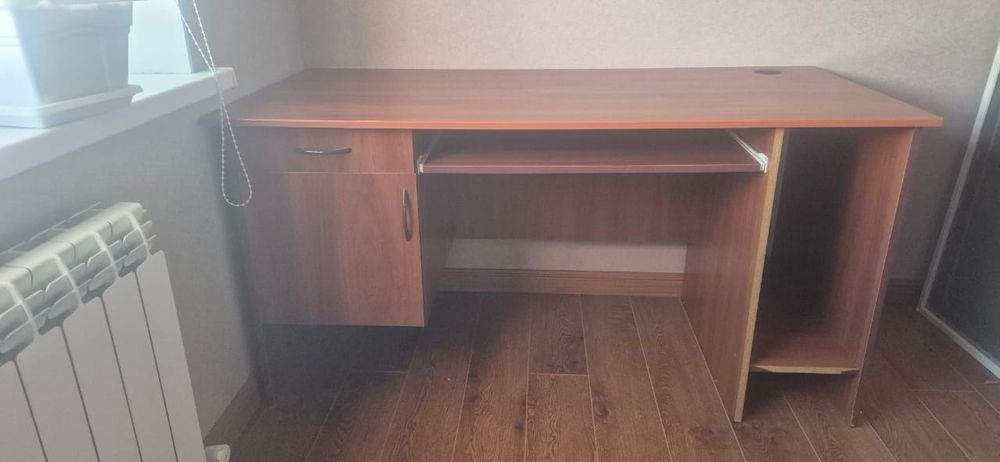 Продаётся письменный стол