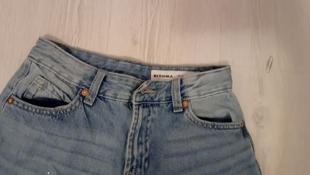 Blugi baggy  berska purtati o singura data