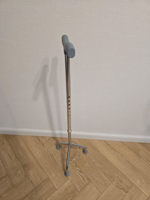 Трость с пирамидальной опорой.