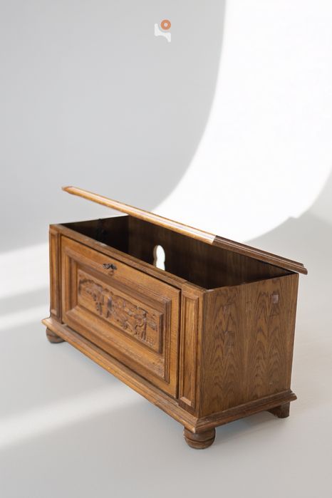 Ladă de zestre sculptată manual, din lemn masiv