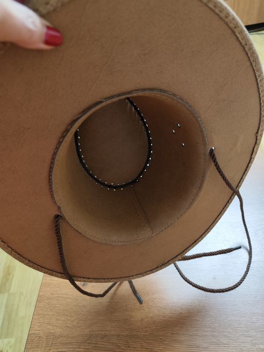 Pălărie cowboy cu șnur