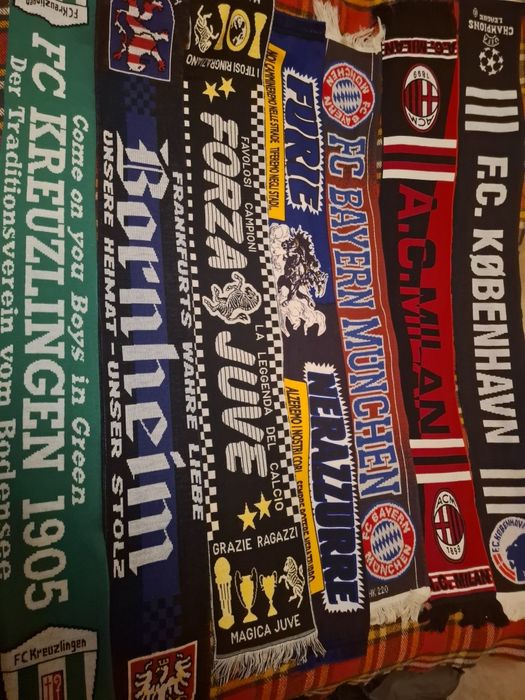 Продавам много футболни шалове