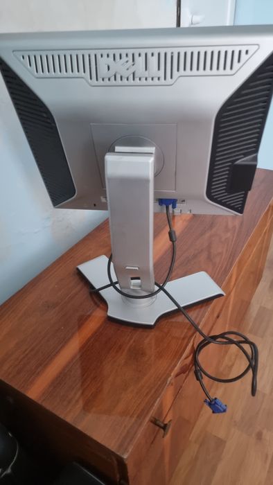 Продавам нов монитор за компютър