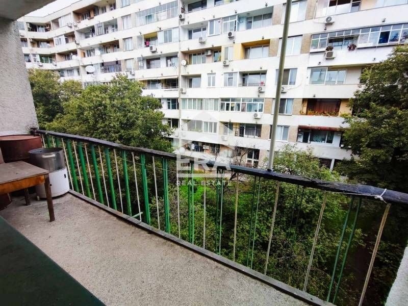 Тристаен тухлен апартамент за продажба, с отделна кухня, в жк Чайка, В