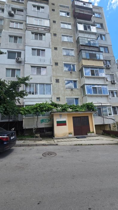 Тристаен апартамент в Ж.К. Възраждане  2 бл.42 вх.2 ет.6 от 8
