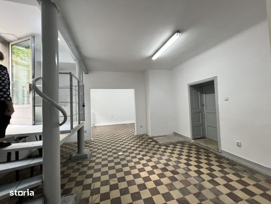 Spatiu comercial cu geamuri la str. Horea, partial demisol
