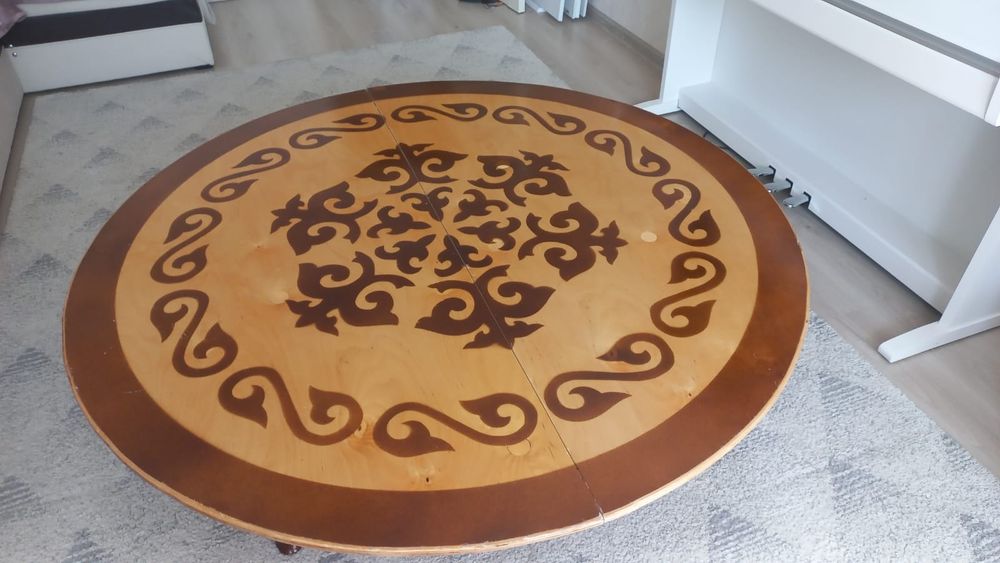 Круглый стол с орнаментом