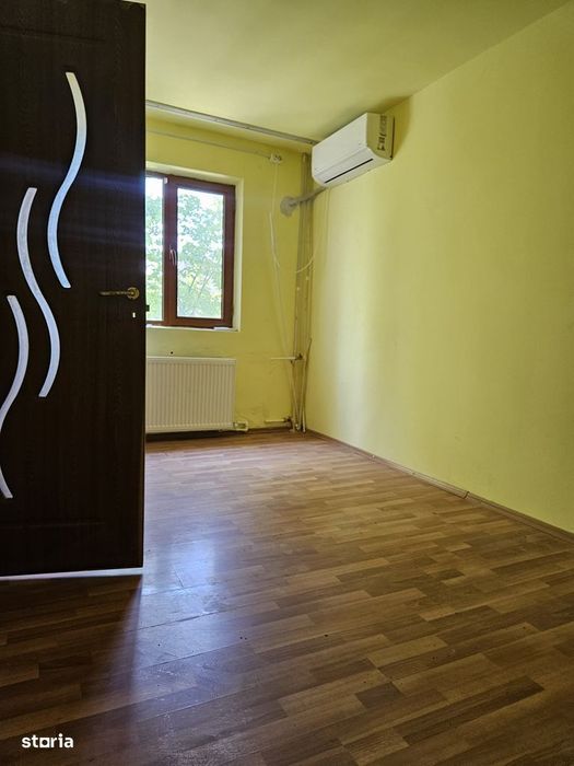 Se vinde imobil cu 3 camere, cu balcon, liber.