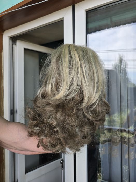Продам 2 женских  парика