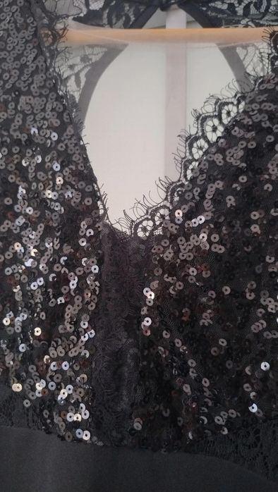 Rochie de seara cu dantelă și paiete