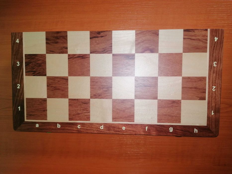 Шахматен комплект от масивно дърво