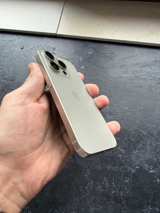 iPhone 15 pro 256 gb.