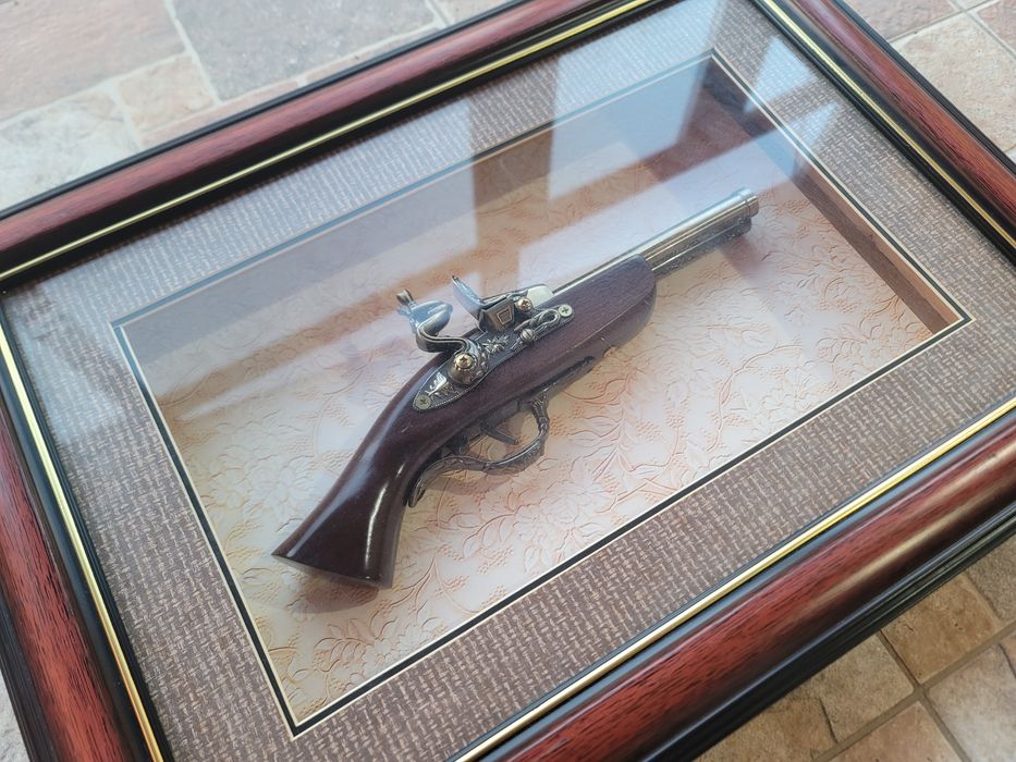 Tablou tip panoplie cu pistol decorativ