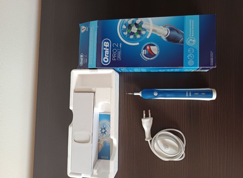 Електрическа четка за зъби oral b/Несесери