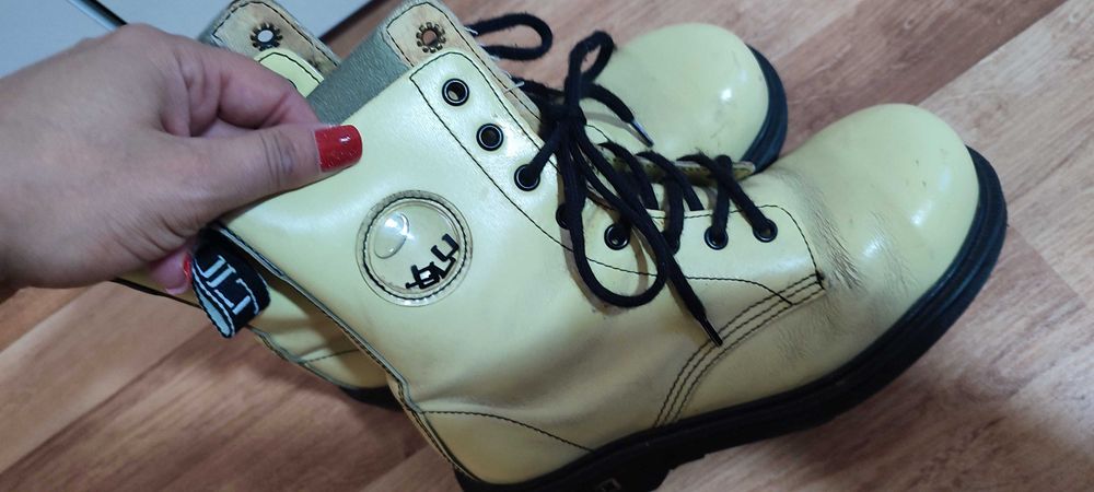 Боти Cult светещи