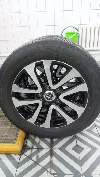 Продоется шина с дисками R-20.