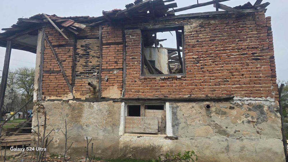Продавам стара къща,която е за събаряне.
