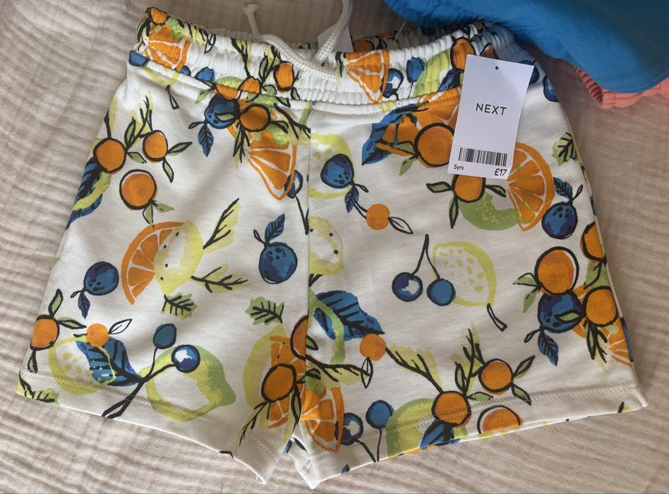 Нови дрехи Next р-р 4-5 г, 110 см