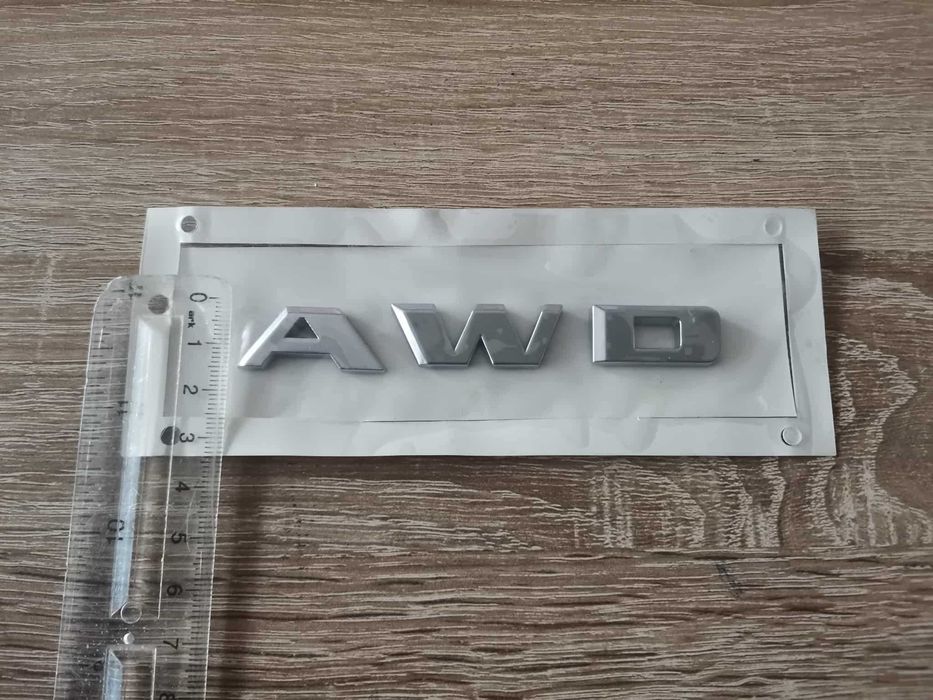 сребристо лого Cadillac AWD