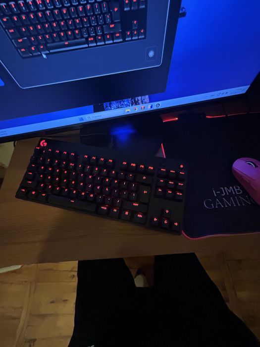 Продавам клавиатура Logitech pro