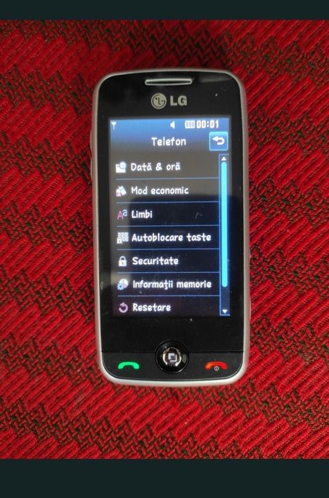 Telefon  cu touchscreen și cameră video/foto, cu carcasa de aluminiu.