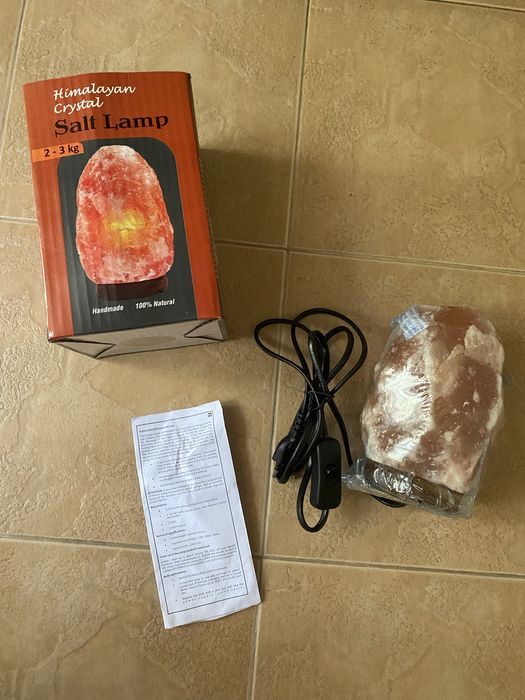 Бяла Солна Лампа с дървена основа 2-3 кг