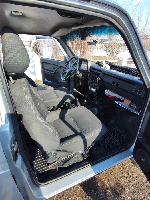 Продам Нива 2131 серебристый