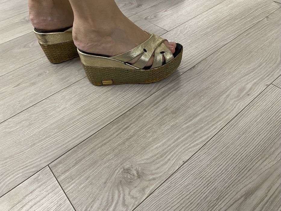 Продам шлепанцы женские платформа