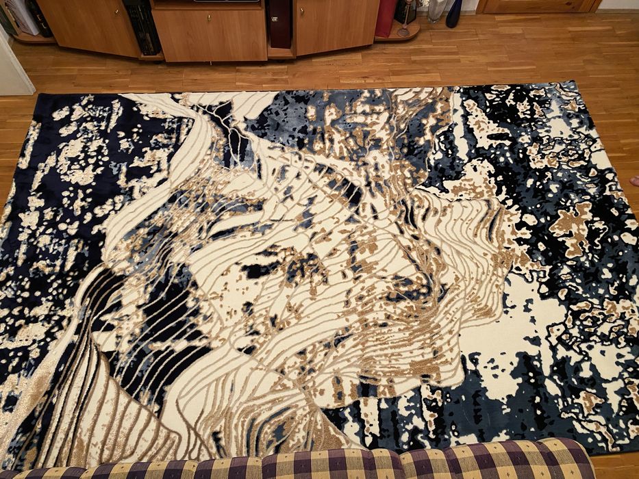 Килим чисто нов.