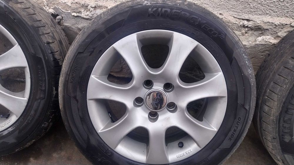 Jante aliaj pe 14in 5 prezoane cu cauciucuri de var pe ele 185/60/14
