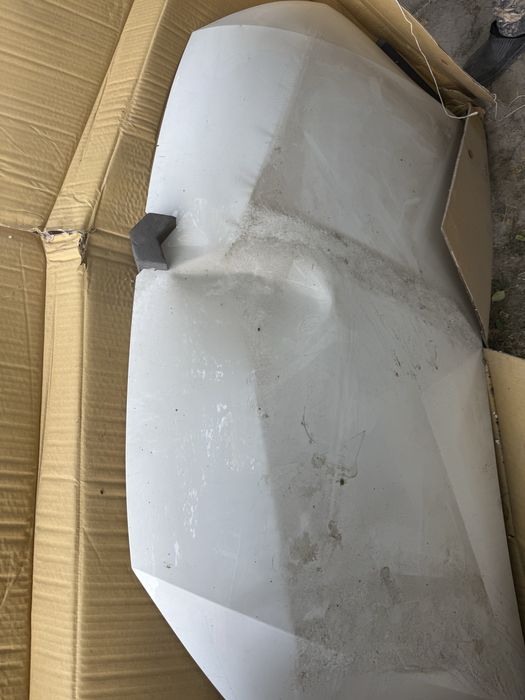 Капот на Volkswagen caddy 2012 года.