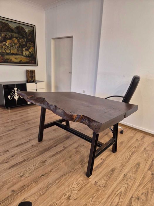 Бюро с плот от масивна орехова дървесина