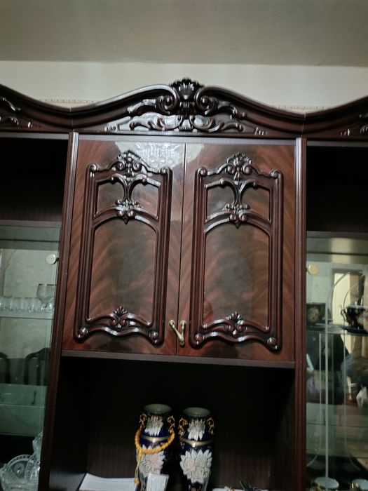 Стенка и стол стулья.