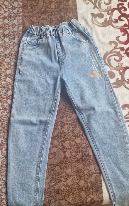 Джинсы и ветровка на девочку.