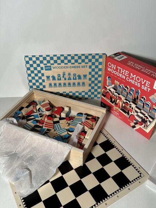 Дървен шах On the Move Wooden Chess Set