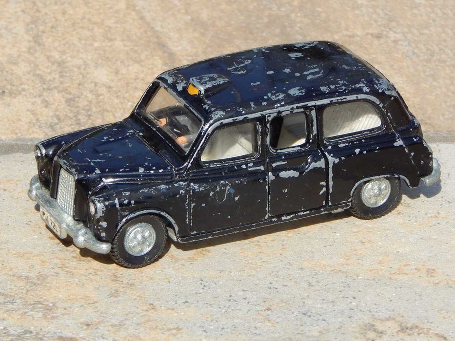Macheta masina taxi londonez Austin FX4 1960 Dinky Toys fabricat Anglia scara 1:43