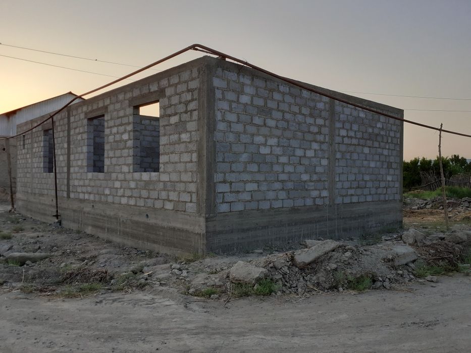 Prodayotsa Nedostroenniy uchastok