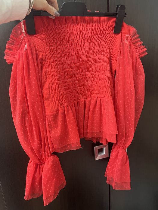 Top cu volane si umeri goi