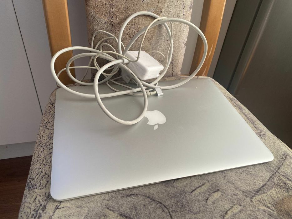 Macbook Air 2016 в идеальном состоянии