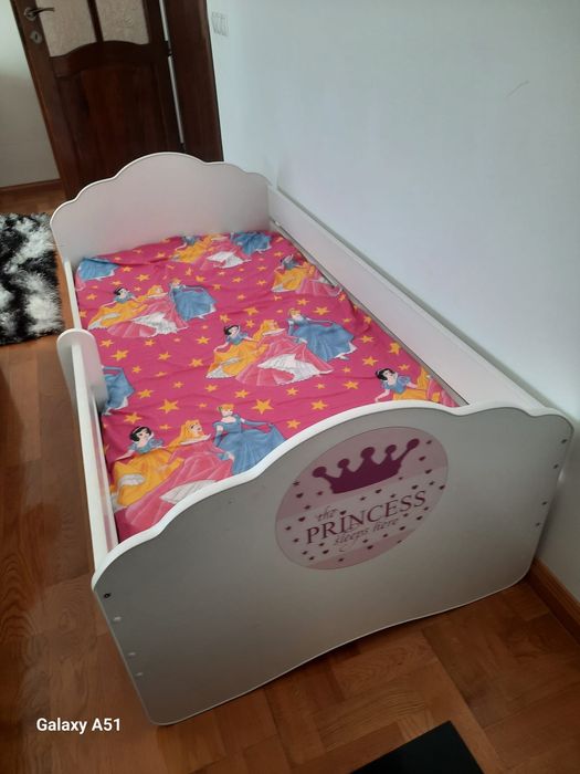 Vând pat fete, dimensiuni 160 x 80 cm, princess