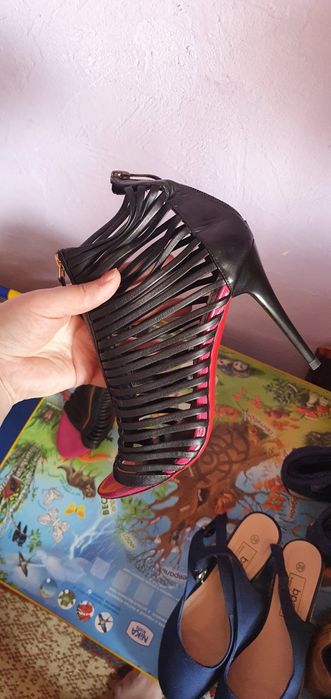 Кожаные босоножки