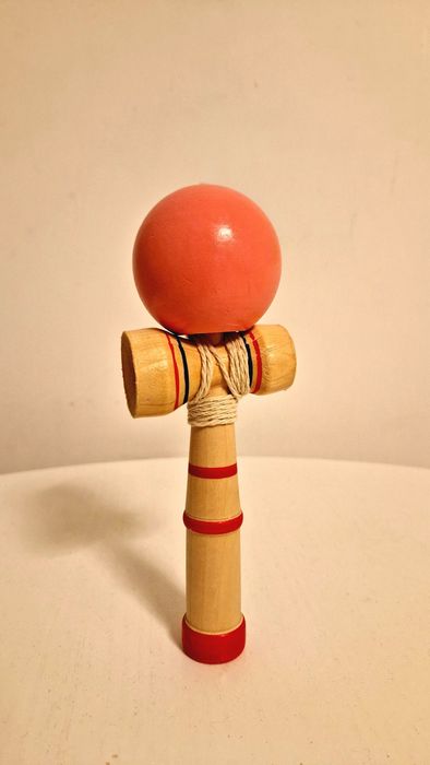 Kendama din lemn – stare foarte buna, ideala pentru incepatori