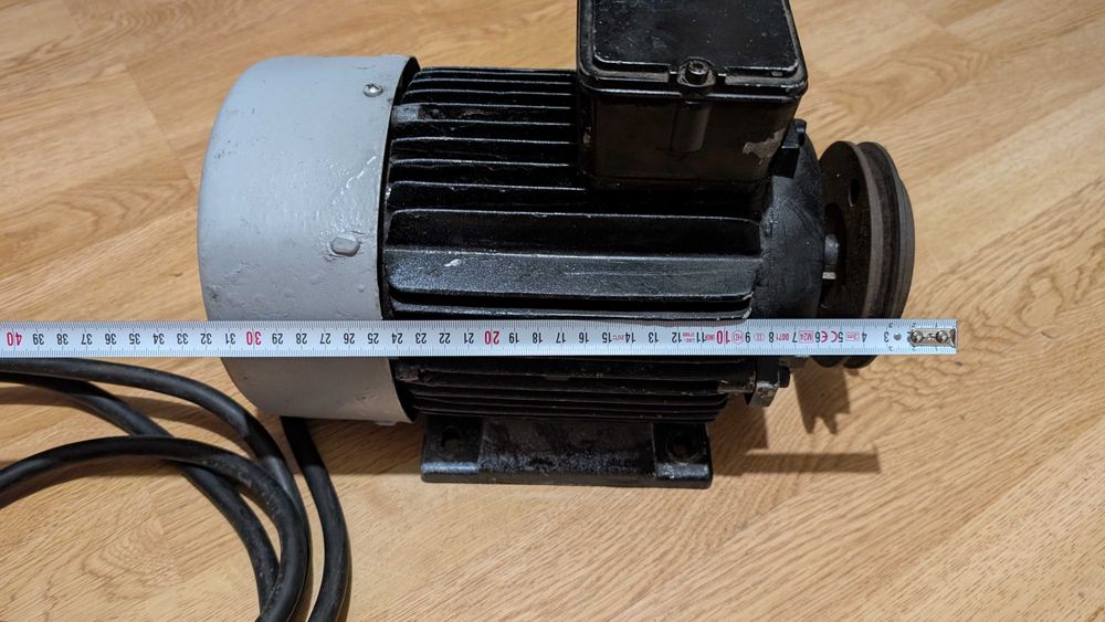 Motor electric trifazat cu 2 turații (1400 / 700 RPM) - 380V, cu fulie și cablu