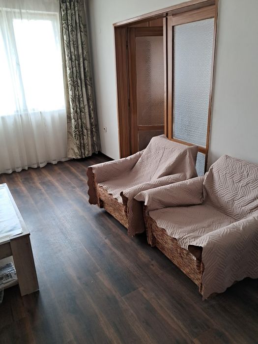 Давам под наем  обзаведен тристаен апартамент в гр.Сливница.