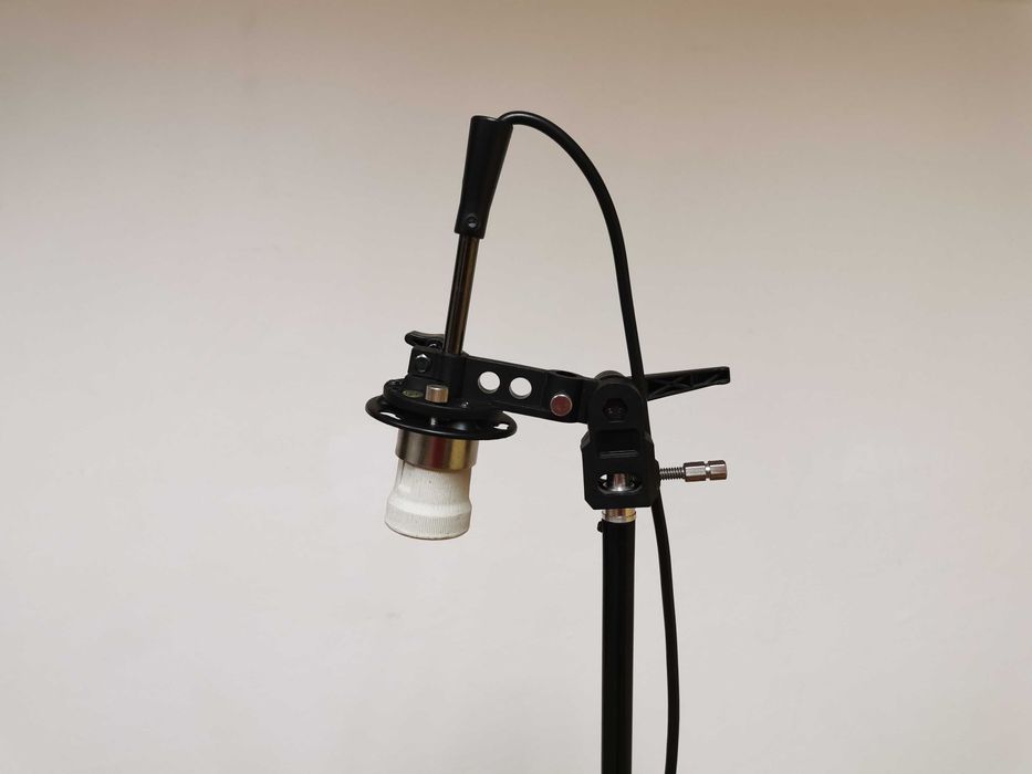 Стойка за чадър / софтбокс с вграден цокъл за крушка