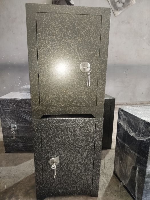 Сейф калин лисдан килинган размер 50х36х28 краска лари део